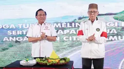 Bertempat di Gedung Serbaguna Padepokan Voli Sentul, Bogor, Jawa Barat, pada Kamis (26/2/2026) sore hari WIB, acara syukuran peringatan digelar secara sederhana penuh makna. Tampak dalam foto, Ketua Umum Persatuan Bola Voli Seluruh Indonesia (PBVSI), Imam Sudjarwo (kiri) saat menghadiri syukuran peringatan Hari Ulang Tahun (HUT) PBVSI ke-71 di Gedung Serbaguna Padepokan Voli Sentul, Bogor, Jawa Barat, pada Kamis (26/2/2026) sore hari WIB. (Bola.com/Abdul Aziz)