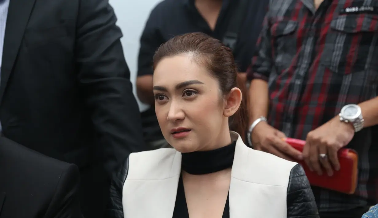 Sekitar pukul 10.00 WIB, Nafa hadir di PN Jakarta Selatan di kawasan Ampera. Wanita berusia 37 tahun ini hadir mengenakan outer berwarna putih yang dipadukan dalaman hitamnya. Kehadirannya pun sangat memukau warga sekitar. (Nurwahyunan/Bintang.com)