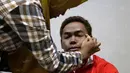 Peraih medali perak angkat besi Olimpiade Rio 2016, Eko Yuli Irawan, saat di make-up sebelum tampil menjadi bintang tamu dalam acara Liputan 6 SCTV di SCTV Tower, Jakarta, Selasa (16/8/2016). (Bola.com/Arief Bagus)