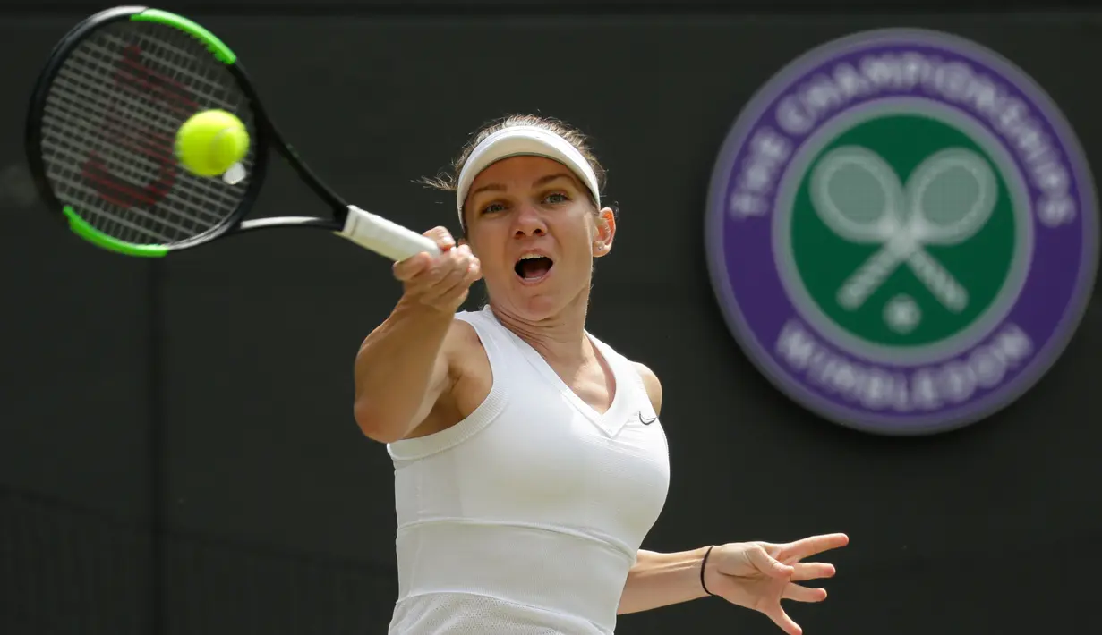 Petenis Rumania, Simona Halep mengembalikan bola ke arah petenis AS, Cori Gauff pada babak keempat Wimbledon 2019 di All England Lawn Tennis Club, Senin (8/7/2019). Halep, mantan petenis nomor satu dunia, menghentikan langkah petenis berusia 15 tahun itu dengan skor 6-3, 6-3 (AP/Kirsty Wigglesworth)