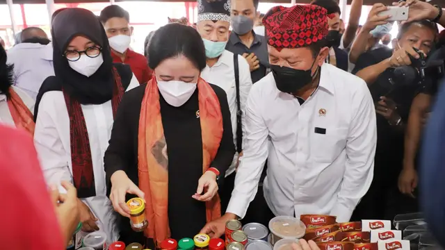 Menteri Trenggono saat bertemu nelayan Banyuwangi di Pelabuhan Mandar, Jumat (12/11/2021)