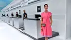 Sederet artis cantik Hollywood berikut ini sering tampil trendi untuk gaya kasual dan semi kasual. Gaya mereka saat di bandara bisa menjadi referensi dan inspirasi gaya Anda. (AFP PHOTO/Francois Guillot)