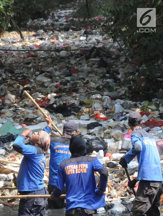 Petugas Satgas Sumber Daya Air Dinas PUPR Kota Depok membersihkan Kali Pelayangan di Kampung Utan Jaya, depok, Jawa Barat, senin (12/8/2019). Kurangnya kesadaran masyarakat terhadap kebersihan sungai menyebabkan Kali pelayangan dipenuhi sampah rumah tangga. (merdeka.com/Arie Basuki)