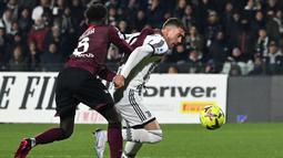 Pemain Juventus, Dusan Vlahovic berebut bola dengan pemain Salernitana pada laga Liga Italia di Stadion Arigis (7/2/2023). (AFP/Andreas Solaro)