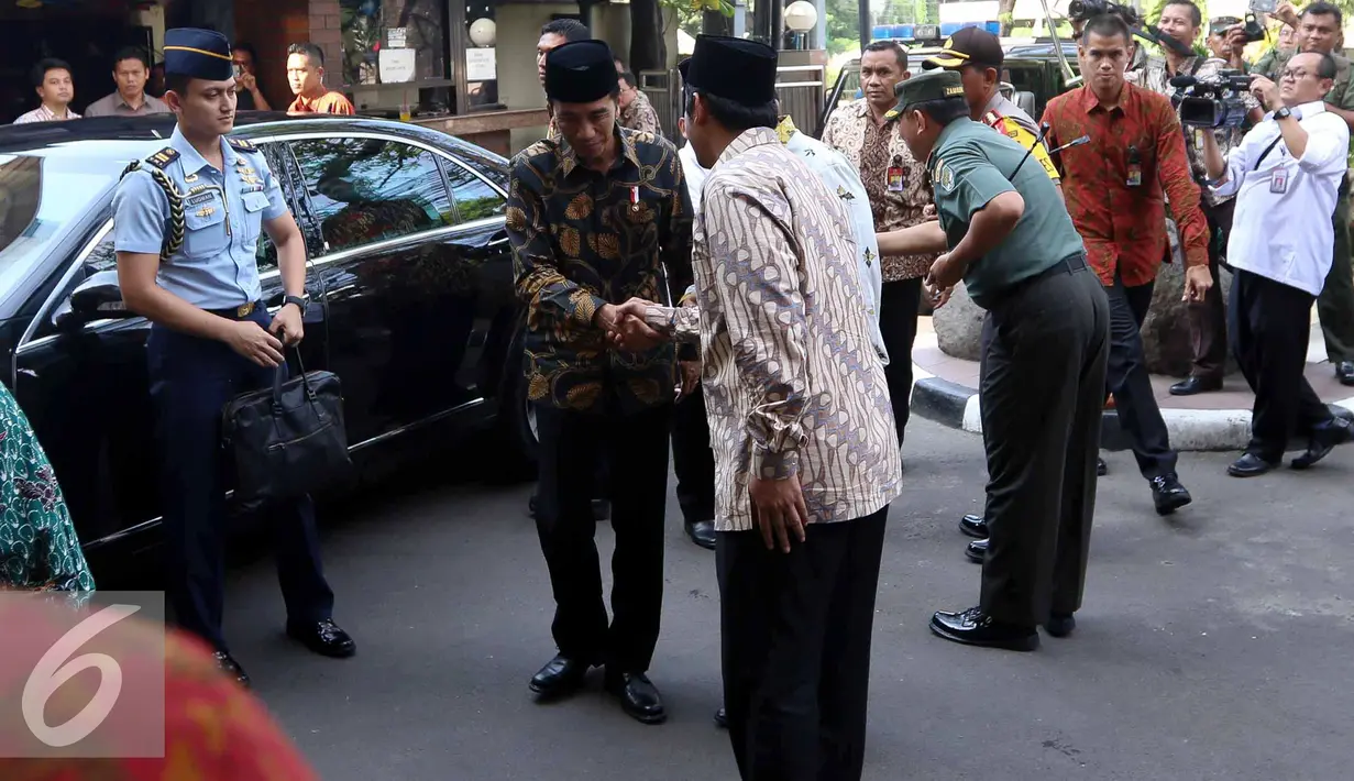 Presiden Joko Widodo bersalaman dengan pengurus PBNU saat tiba di kantor Pengurus Besar Nahdlatul Ulama (PBNU) di Jalan Kramat Raya, Jakarta, Senin (7/11). Kedatangan Jokowi ini dalam rangka silahturahmi pasca aksi 4 November. (Liputan6.com/Faizal Fanani)