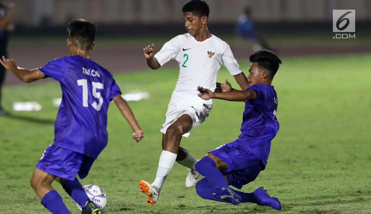 Pemain belakang Timnas Indonesia U-16, Alfin Farhan Lestaluhu (tengah) mencoba melewati adangan pemain Filipina U-16 pada laga kualifikasi Piala AFC U-16 2020 Grup G di Stadion Madya Gelora Bung Karno, Jakarta, Senin (16/9/2019). Indonesia U-16 unggul 4-0. (Liputan6.com/Helmi Fithriansyah)