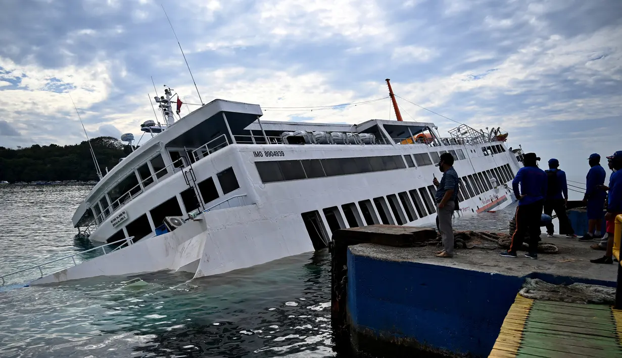 KMP Dharma Rucitra III kandas di Pelabuhan Padang Bai, Karangasem, Bali, Sabtu (13/6/2020). KMP Dharma Rucitra III berangkat dari Pelabuhan Lembar Lombok sebelum akhirnya kandas di Pelabuhan Padang Bai karena gagal melakukan manuver untuk bersandar. (SONNY TUMBELAKA/AFP)