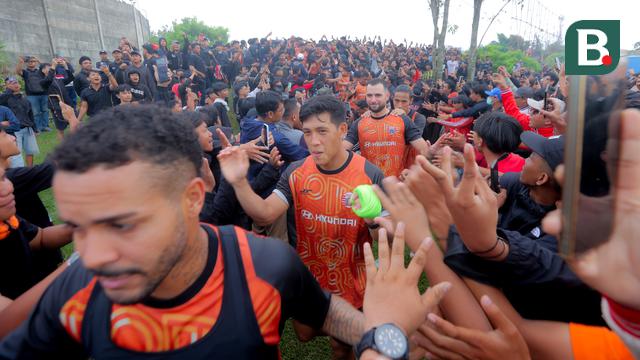 Foto: Ribuan The Jakmania Geruduk Tempat Latihan Persija, Minta Macan Kemayoran Kalahkan Persib Bandung di BRI Super League