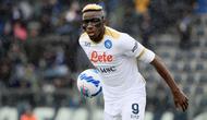 Victor Osimhen memiliki cara bermain seperti Edinson Cavani. Selain menyerang, ia juga berkontribusi secara defensif untuk Napoli. Musim ini, Osimhen tercatat telah mencetak 17 gol dan 6 assist dalam 30 penampilannya di semua kompetisi. (AFP/Filippo Monteforte)