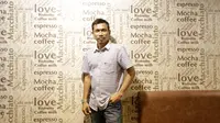 Widodo C. Putro, Pelatih Sriwijaya FC. (Bola.com/Nicklas Hanoatubun)