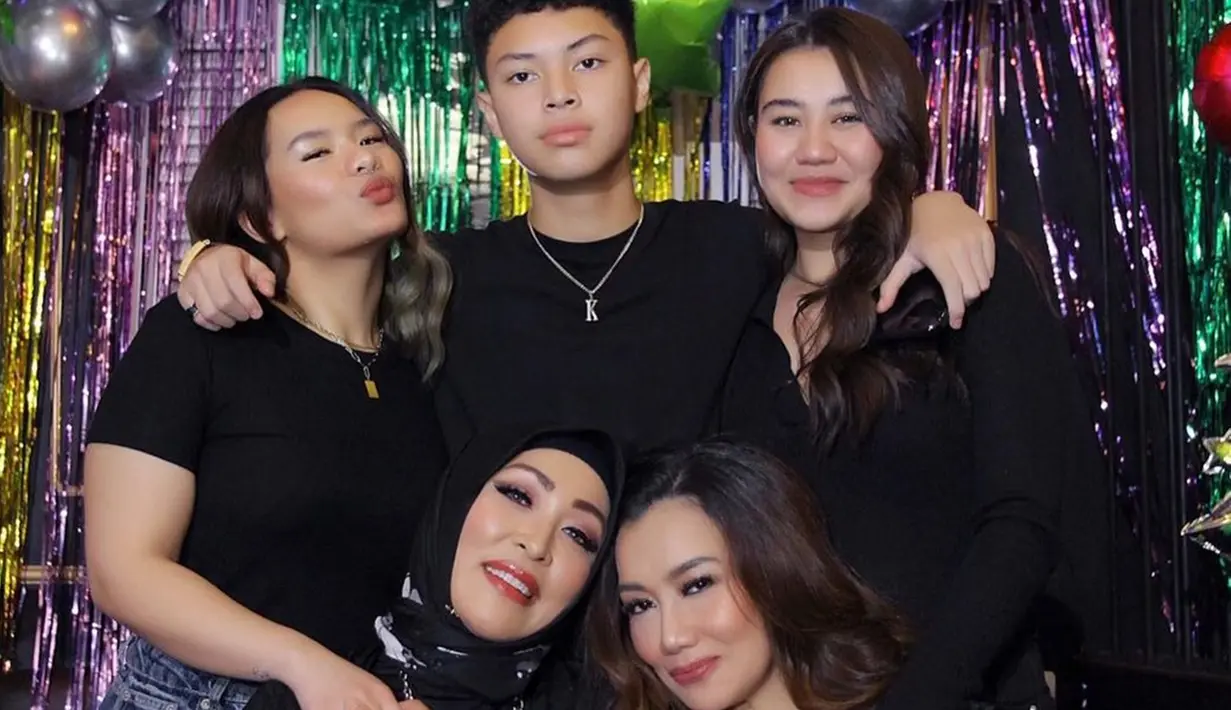 Di momen perayaan tersebut, Reza Artamevia tampak hadir bersama dengan dua putrinya, Aaliyah Massaid dan Zahwa Massaid. Mumpung semuanya sedang kumpul, Angelina Sondakh pun tidak mau melewatkan kesempatan tersebut. Ia mengabadikan momen itu dengan berfoto bersama. (Liputan6.com/IG/@angelinasondakh09)