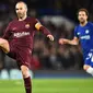 Gelandang Barcelona, Andres Iniesta, mengontrol bola saat melawan Chelsea pada laga Liga Champions di Stadion Stamford Bridge, London, Selasa (20/2/2018). Hingga babak pertama usai kedudukan masinh imbang 0-0. (AFP/Glyn Kirk)