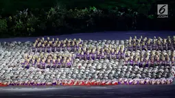 Para penari menampilkan tari Ratoeh Jaroe dari Aceh pada pembukaan Asian Games 2018 di Stadion Gelora Bung Karno, Jakarta, (18/8). Indonesia menyambut kedatangan dunia di Tanah Air dengan tarian khas Aceh arahan Denny Malik. (Liputan6.com/ Fery Pradolo)