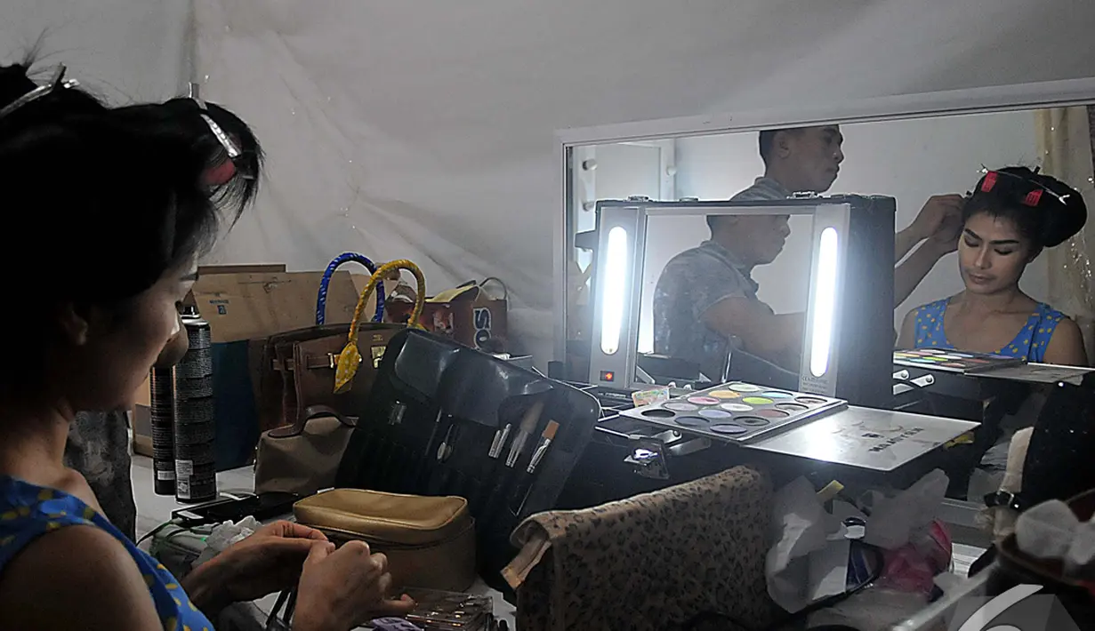 Iis Dahlia sedang berada di Ruang make up ajang SCTV Awards 2014. Foto diambil pada Sabtu (29/11/2014). (Liputan6.com/Johan Tallo)