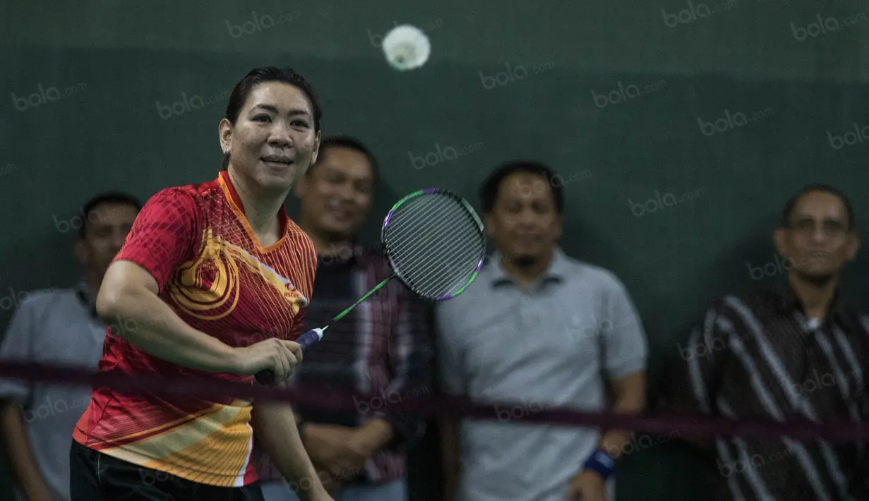 Peraih medali emas Olimpiade Barcelona 1992, Susy Susanti, berupaya mengembalikan kok saat bertanding melawan Menpora Imam Nahrawi. (Bola.com/Vitalis Yogi Trisna)