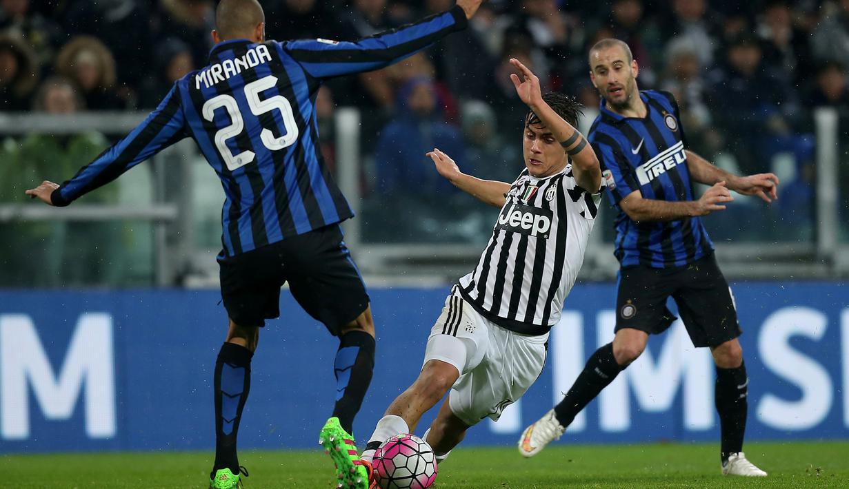 Striker Juventus, Paulo Dybala, berusaha melewati hadangan pemain Inter Milan dalam laga Serie A Italia di Stadion Juventus, Turin, (28/2/2016). (AFP/Marco Bertorello)