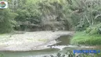 Jembatan gantung DI Cidolog, Ciamis, yang ambruk membuat aktivitas warga terisolasi. Warga terpaksa menyebrangi sungai untuk bepergian.