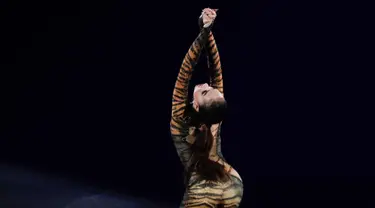 Alina Zagitova dari Rusia melakukan pertunjukan gala skating di Gangneung Oval di Gangneung (25/2). Alina merupakan peraih medali emas cabang figure skating di Olimpiade Musim Dingin Pyeongchang 2018. (AP Photo/Felipe Dana)