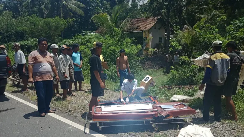 Kecelakaan moge atau motor gede di Jalur Pansela, ruas desa Karanggadung, Kebumen yang menewaskan seorang pria berusia 75 tahun. (Foto: Liputan6.com/Istimewa/Muhamad Ridlo)