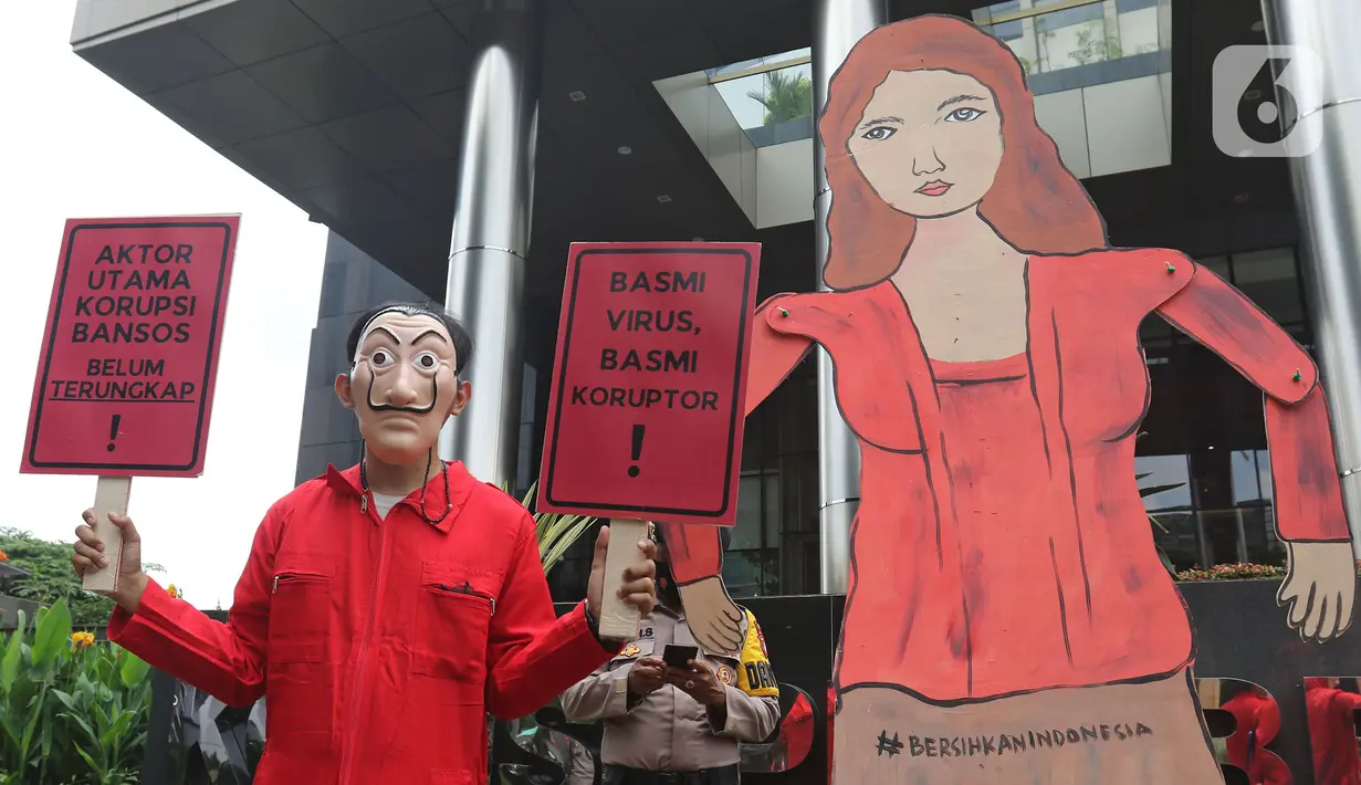 Sejumlah aktivis ICW dan Gerakan #BersihkanIndonesia melakukan aksi teatrikal di depan Gedung KPK, Jakarta, Rabu (8/12/2021). Aksi bertemakan Habis Gelap Tak Kunjung Terang tersebut sebagai bentuk keprihatinan negara Indonesia yang masih dilanda korupsi. (Liputan6.com/Herman Zakharia)
