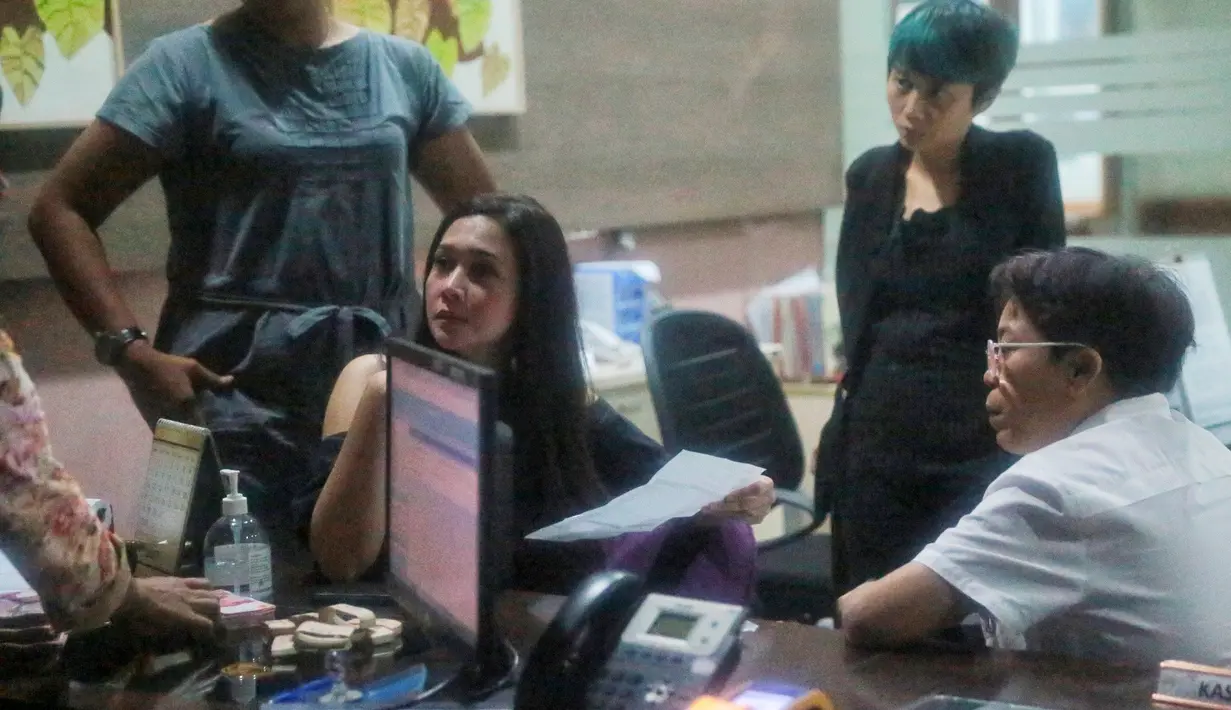 Maia Estianty terlihat hadir di RSCM. Selain melihat kondisi Jupe, juga memberikan tambahan sebagai deposit perawatan Jupe. Hal itu diketahui dari gambar yang menyerupai kwitansi dengan nominal 100 juta atas nama Yuli Rahmawati. (Adrian Putra/Bintang.com)