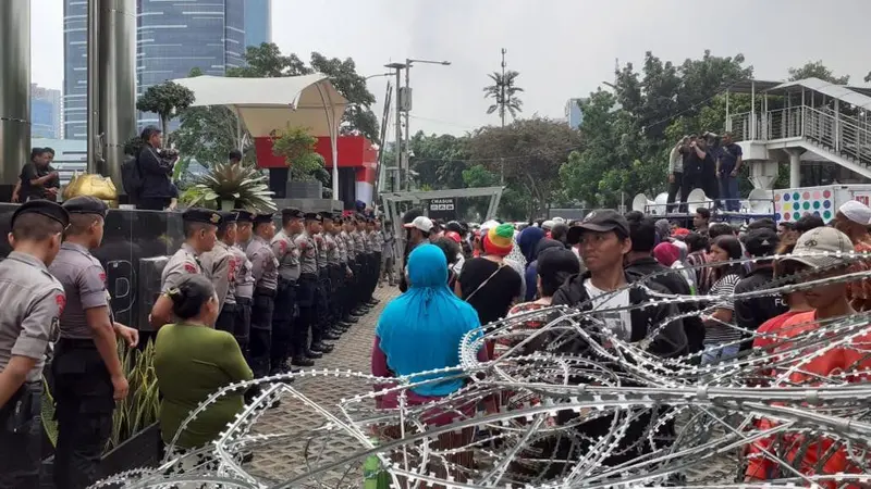 Karyawan PT Palma Satu demo di depan Gedung KPK