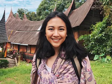 Sejak memulai karier dari kecil hingga saat ini, Sherina dikenal sebagai perempuan dengan potongan rambut sebahu. Jika diperhatikan, Sherina hanya beberapa kali saja mengubah gaya rambutnya. Beberapa waktu lalu, Sherina pernah mengubah rambutnya menjadi lebih pendek. (Liputan6.com/IG/@sherinasinna)