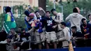 <p>Striker Robert Lewandowski, yang mencetak dua gol dalam kemenangan hari Minggu di Espanyol, menunjukkan beberapa gerakan tariannya di atas bus selama parade yang berlangsung.&nbsp;(AP Photo/Joan Monfort)</p>