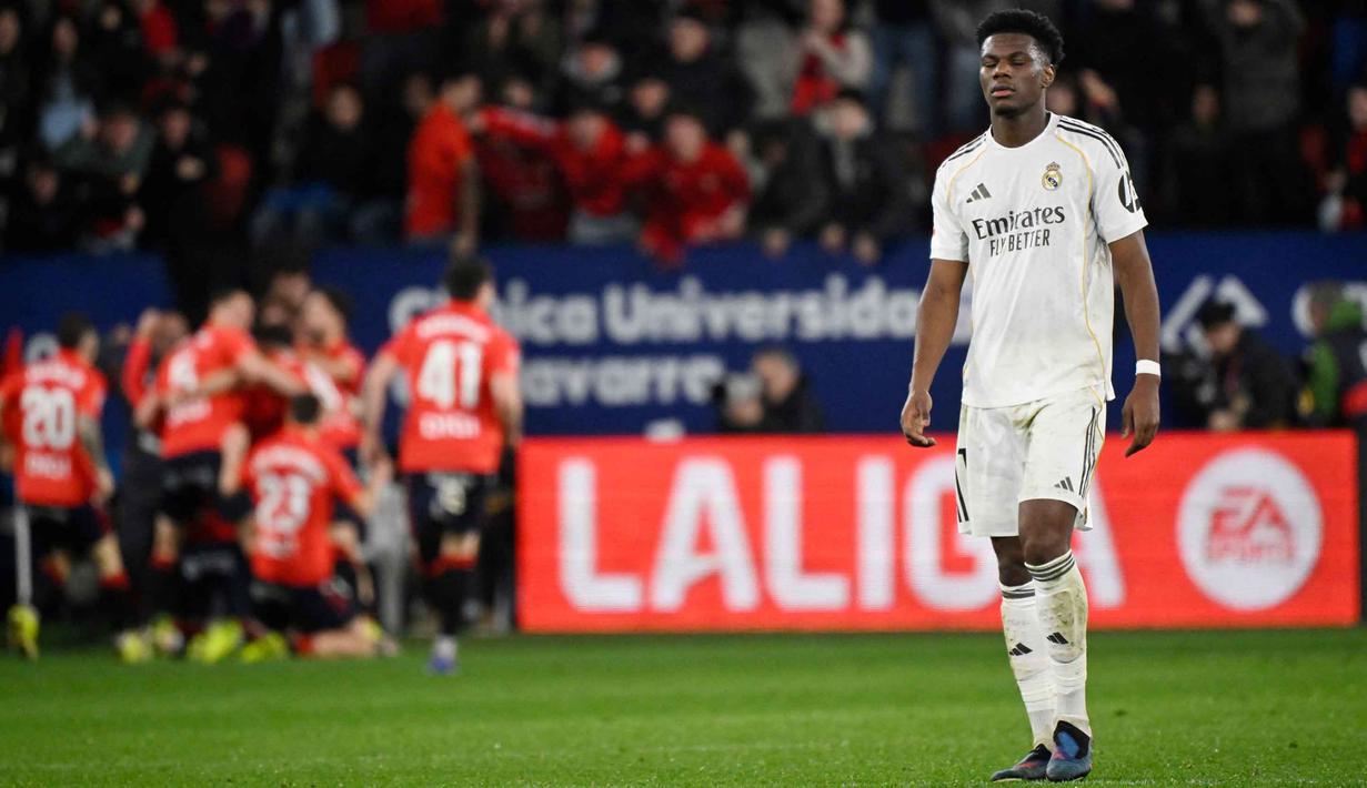 Kemenangan atas Real Madrid mengantar Osasuna naik ke peringkat ke-9 dengan koleksi 33 poin. Sementara, Real Madrid tetap di puncak klasemen dengan 60 poin dari 25 laga. Tampak dalam foto, reaksi gelandang Real Madrid asal Prancis, Aurelien Tchouameni terhadap gol kedua Osasuna yang dicetak oleh Raul Garcia selama pertandingan pekan ke-25 La Liga 2025/2026 di Stadion El Sadar, Pamplona pada Sabtu 21 Februari 2026 waktu setempat atau Minggu (22/2/2026) dini hari WIB. (ANDER GILLENEA/AFP)
