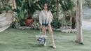 Berlibur di Pulau Dewata, wanita kelahiran Padang ini pun nampak menanggalkan high heelsnya, ia memilih untuk mengenakan sandal wedges yang memiliki alas rata. (Liputan6.com/IG/nindyparasadyharsono)