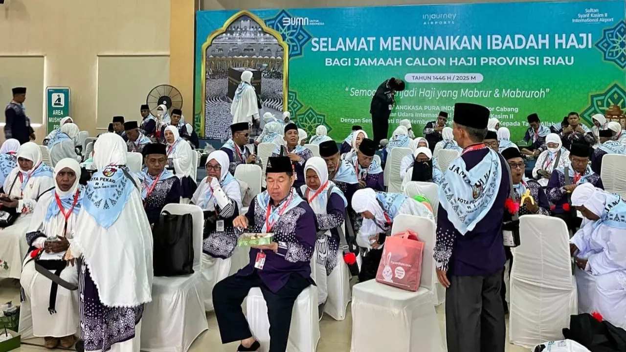 Jemaah calon haji Riau sedang menunggu pemberangkatan dari Bandara Sultan Syarif Kasim II Pekanbaru.