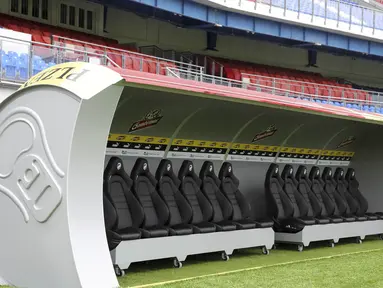 Bench pemain dari klub asal Ceska, Viktoria Plazen, berbentuk kaleng bir yang berada di Stadion Doosan Arena, Ceska, Rabu (26/7/2017). (AP/Martin Skala)