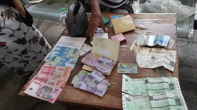 Tini, pengemis di Kota Bogor, Jawa Barat, juga membawa 2 STNK sepeda motor dan uang Rp1,8 juta, selain memiliki cek senilai Rp 1,3 miliar