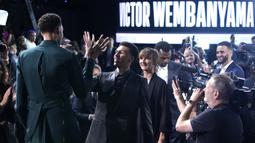 Pemain Prancis, Victor Wembanyama (kiri) melakukan selebrasi bersama saudaranya, Oscar setelah menjadi pilihan pertama oleh San Antonio Spurs di NBA Draft 2023 di Barclays Center, New York city, 23 Juni 2023 WIB. (AFP/Timothy A. Clary)