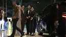 Ketua Dewan Perwakilan Rakyat (DPR) Republik Indonesia, Puan Maharani (kanan) saat tiba di lobby Hotel Raffles, Jakarta, untuk menghadiri resepsi pernikahan anak kedua musisi sekaligus kader Partai Gerindra Ahmad Dhani, El Rumi dan Syifa Hadju, Minggu 26 April 2026 malam. (Kapanlagi.com/Budy Santoso)