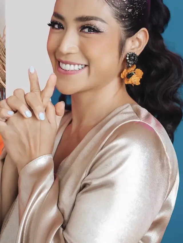 Potret Jessica Iskandar Kenakan Dress 80an di Ulang Tahunnya