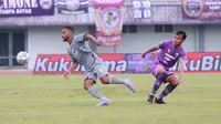 Pemain Persebaya Surabaya, Paulo Victor (kiri) berebut bola dengan pemain Persita Tangerang, Muhammad Rifqi pada laga pekan ke-18 BRI Liga 1 2022/2023 di Stadion Indomilk Arena, Tangerang, Rabu (18/1/2023) sore WIB. Persebaya menang dengan skor 5-0. (Bola.com/M Iqbal Ichsan)