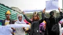 Sejumlah mahasiswa dengan memakai busana dan aksesoris unik menggelar aksi menolak ISIS, Bundaran HI, Jakarta, Minggu (8/3/2015). (Liputan6.com/Yoppy Renato)
