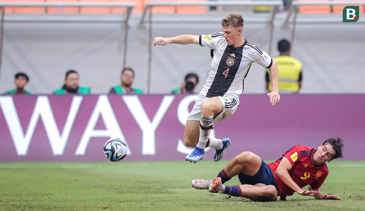 <p>Pemain Timnas Jerman U-17, Finn Jeltsch (atas), berebut bola dengan pemain Spanyol U-17,&nbsp;Marc Guiu saat pertandingan perempat final Piala Dunia U-17 2023 yang berlangsung di Jakarta International Stadium, Jumat (24/11/2023). (Bola.com/Bagaskara Lazuardi)</p>