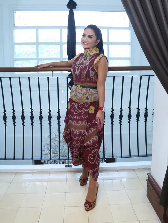 "Di tanggal 24 itu ada kado istimewa (operasi lasik) dari suami dan Alhamdulillah sekeluarga semua nemenin operasi ke Singapura." kata Krisdayanti ditemui di kawasan Menteng, Jakarta Pusat, Rabu (10/4/2018) (Nurwahyunan/Bintang.com)