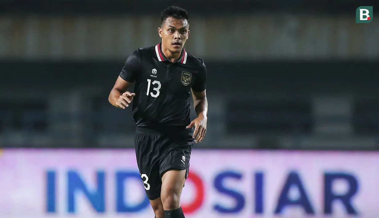 Rachmat Irianto. Bek tengah berusia 23 tahun milik Persib Bandung ini memang sama sekali tak dimainkan pelatih Shin Tae-yong saat Timnas Indonesia menang 2-1 atas Kamboja. Namun saat menghadapi Brunei Darussalam, STY perlu mempertimbangkannya untuk mengisi lini tengah di posisi gelandang bertahan mendampingi Marc Klok yang dapat lebih fokus untuk membantu serangan. (Bola.com/Bagaskara Lazuardi)