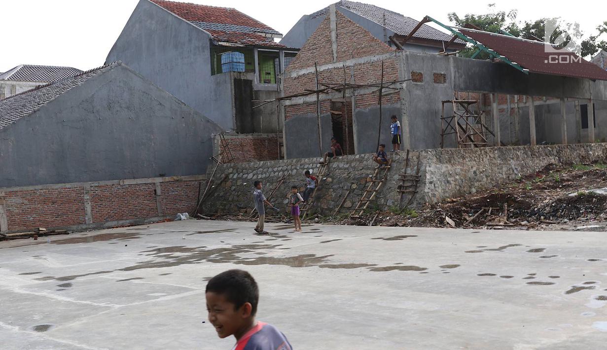 Anak-anak bermain di RPTRA Pelangi Cipedak yang pembangunannya terhenti di Jakarta, Senin (18/3). Terhentinya pembangunan RPTRA yang telah tiga kali mangkrak dikeluhkan warga karena molor dari target yang ditentukan. (Liputan6.com/Immanuel Antonius)