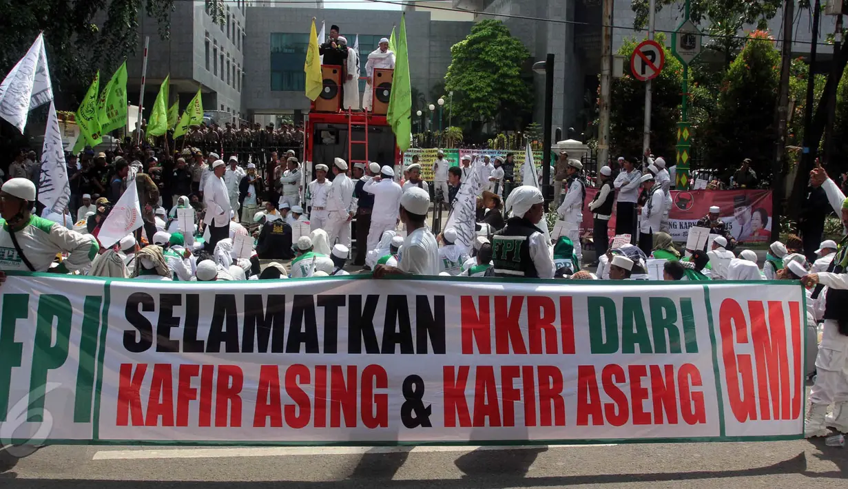 Massa dari Front Pembela Islam (FPI) dan Gerakan Masyarakat Jakarta (GMJ) berunjuk rasa di depan Gedung DPRD DKI Jakarta, (1/6/2015). Demo ini bertujuan melengserkan Gubernur DKI Jakarta, Basuki Tjahaja Purnama alias Ahok. (Liputan6.com/JohanTallo)