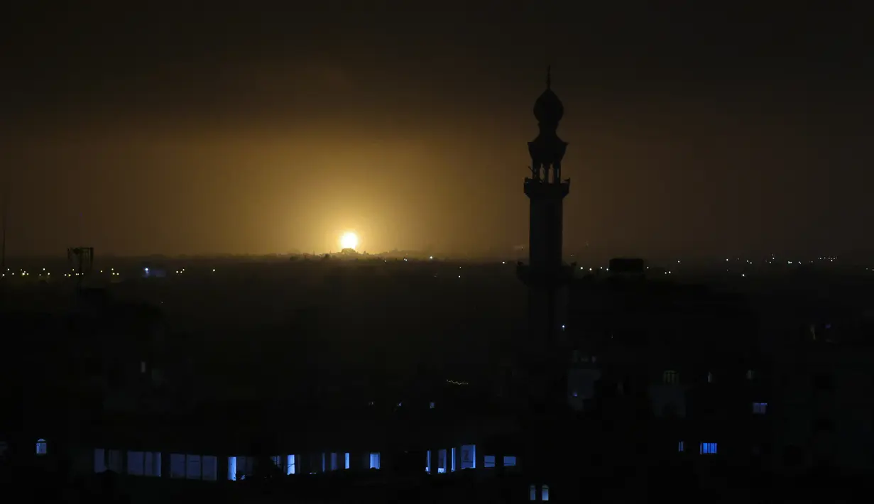 Api dan asap membubung selama serangan udara Israel di Rafah di Jalur Gaza selatan, Selasa (19/4/2022). (AFP/Said Khatib)