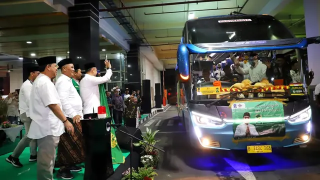 Eri Cahyadi melepas rombongan jemaah harlah 1 abad NU ke Sidoarjo. (Dian Kurniawan/Liputan6.com)