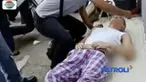 Al yang terlihat lemas digotong warga dari mobil sedan hitamnya untuk dibaringkan di pinggiran toko Jalan Raya Condet, Kramat Jati.