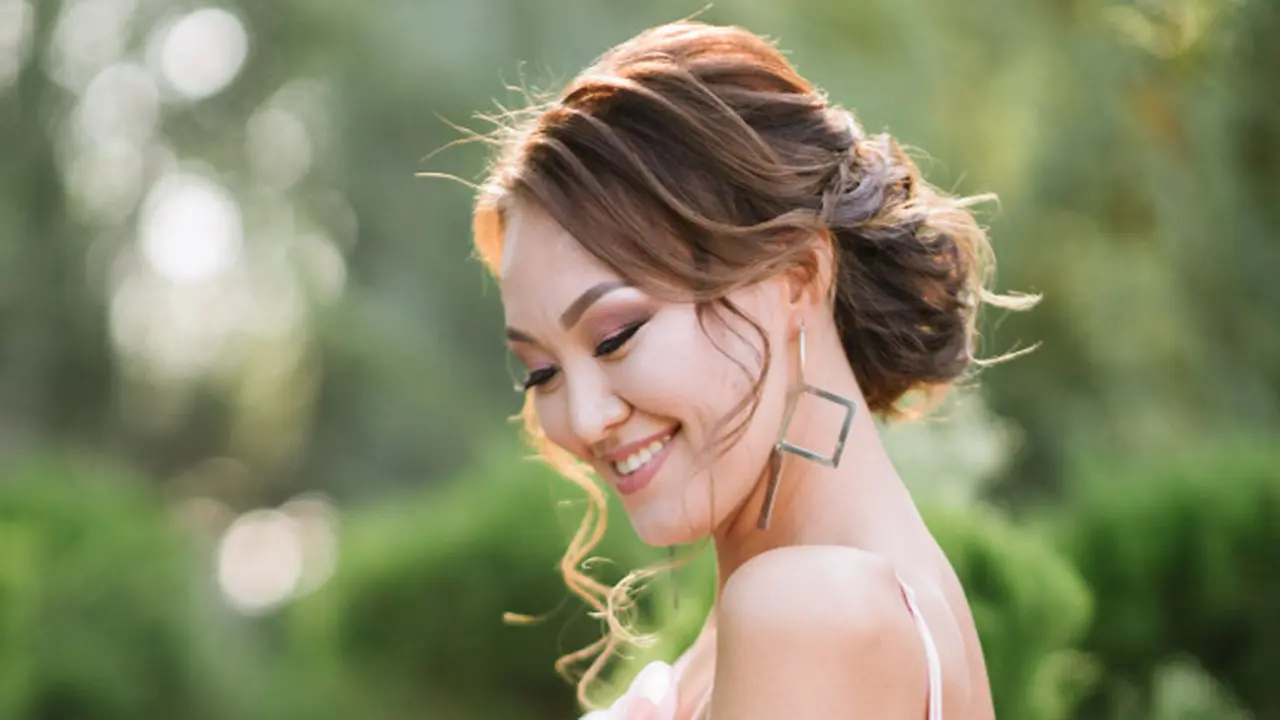 tersenyum bahagia dewasa menikah makeup