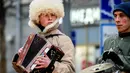Seniman jalanan memainkan musiknya saat tampil dalam festival yang menandai Tahun Baru dan Natal di Moskow, Rusia (2/1). (AFP Photo/Mladen Antonov)