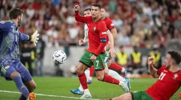 Penyerang Portugal, Cristiano Ronaldo (tengah) saat mencetak gol saat pertandingan UEFA Nations League 2024-2025 melawan Skotlandia di stadion Luz, Lisbon, 8 September 2024 atau Senin (9/9/2024) dini hari. (Patricia DE MELO MOREIRA/AFP)