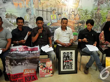 Sejumlah keluarga korban orang hilang memberikan keterangan pers di Kontras Jakarta, Kamis (4/12/2014). (Liputan6.com/Johan Tallo)